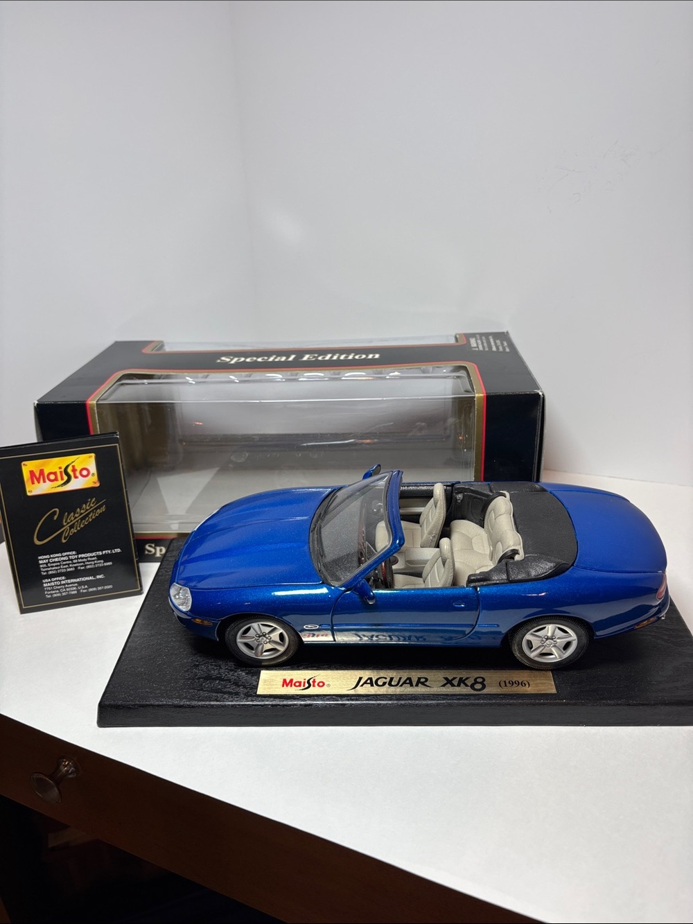 Maisto Jaguar XK8 1996 Die-Cast Model Car - Blue
